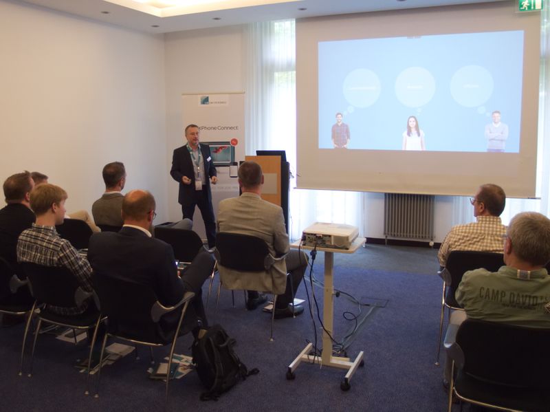 C4B-Partner Manager Peter Schittko präsentiert Kunden und Partnern die neuen Features. (C4B)