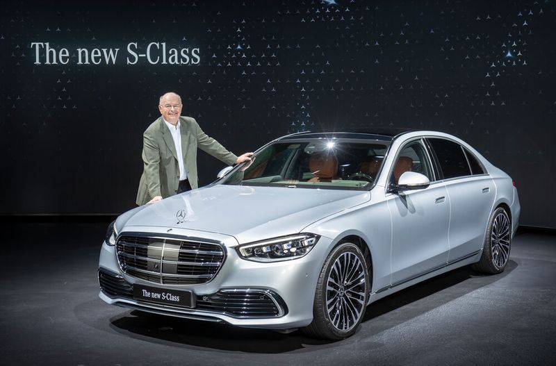Baureihenverantwortlicher Uwe Ernstberger an der Mercedes-Benz S-Klasse. Baureihenverantwortlicher Uwe Ernstberger an der Mercedes-Benz S-Klasse.