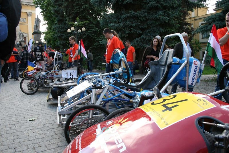 Die Pneumobil wird seit 2004 jährlich von Bosch Rexroth organisiert. Der Konstruktions- und Rennwettbewerb für rein pneumatisch angetriebene Fahrzeuge richtet sich an Studierende technischer Studiengänge und ist weltweit einzigartig. (Bild: Aventics)