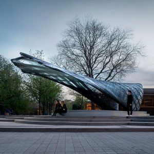 Die erste Faserverbund-Installation aus dem Projekt ist aktuell im Innenhof der Universität Stuttgart zu sehen. Etwa 184 km Carbon- und Glasfaser wurden in der bionischen Konstruktion verarbeitet. 