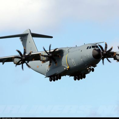 Die Bundeswehr hat zwar über 50 Transportmaschinen, doch es fehlen welche, die auch taktische Fähigkeiten mitbringen. Mit dem Airbus A400M könnte das Manko beseitigt werden, weshalb man plant, 16 Maschinen des Typs zu kaufen ... (Bild: Airbus)
