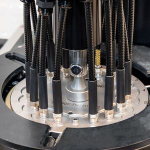 Hier werden Glasfasern poliert, die einen Kerndurchmesser von bis zu 1000 µm haben können. Maximal 1500 µm durchmessende Fasern können für individuelle Wünsche verarbeitet werden.