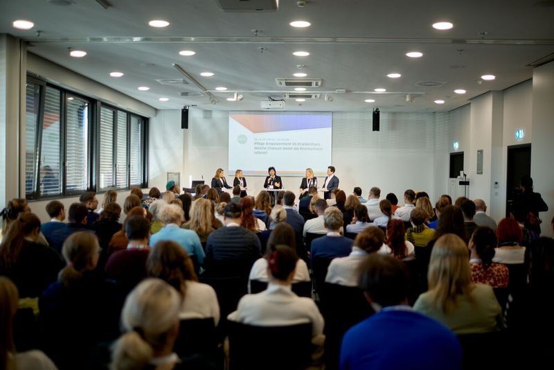 Gut besuchte Workshops und Sessions, hier zum Thema „Pflege-Empowerment im Krankenhaus: Welche Chancen bietet die Krankenhausreform?“ (Bild: Jan Pauls / Deutscher Pflegetag)