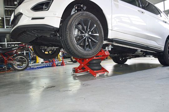 Der Minilift hebt auch „Dickschiffe“ achsweise auf eine ergonomische Arbeitshöhe an. (Bild:  Holz)