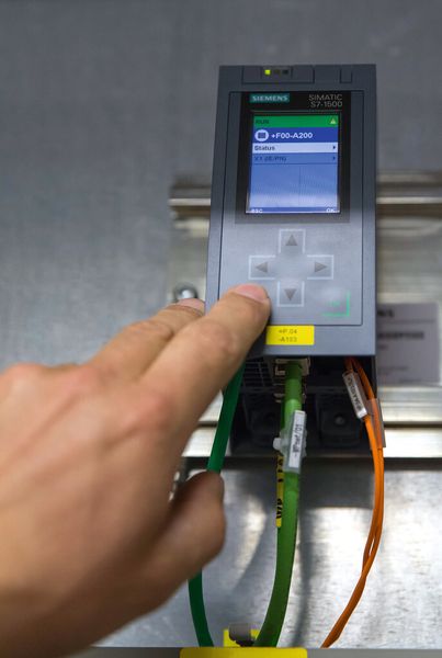 Bild 2: Eine Steuerung der Reihe Simatic S7-1500 steuert und regelt die gesamte Anlage. Ein Blick auf das integrierte Display zeigt dem Instandhalter wichtige Diagnoseinformationen. (Bild: Siemens)