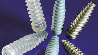 Nach dem Mikro-Metallpulver-Spritzgussverfahren hergestellte Interferenzschrauben; außer verschiedenen Metallen und Metalllegierungen, wie Titan oder Titanlegierungen, können auch Keramiken und Kunststoffe verarbeitet werden.  Bild: IFAM (Archiv: Vogel Business Media)