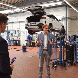 Beim Rundgang durch das Unternehmen ließ sich die Jury die digitalen Prozessschritte im Service näher erläutern.(Bild:  Karin Bayha)