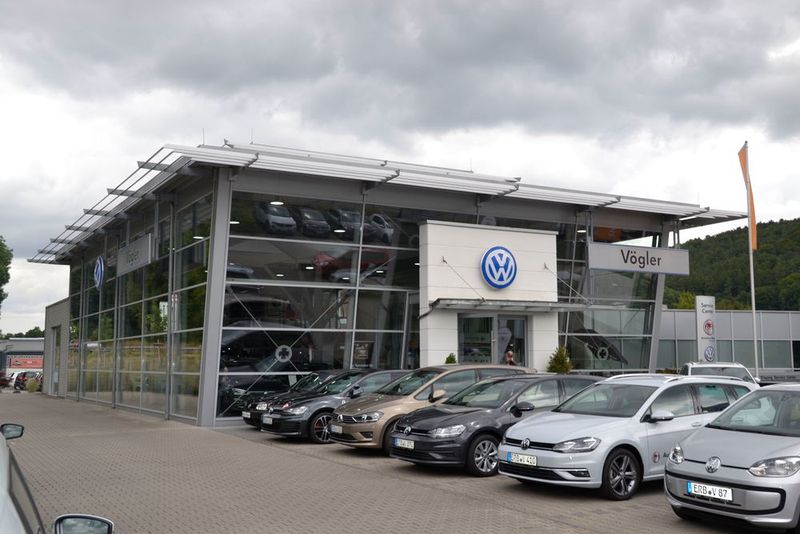 Das Familienunternehmen vertreibt neben VW-Pkws und VW-Nutzfahrzeugen ... (Mauritz/»kfz-betrieb«)