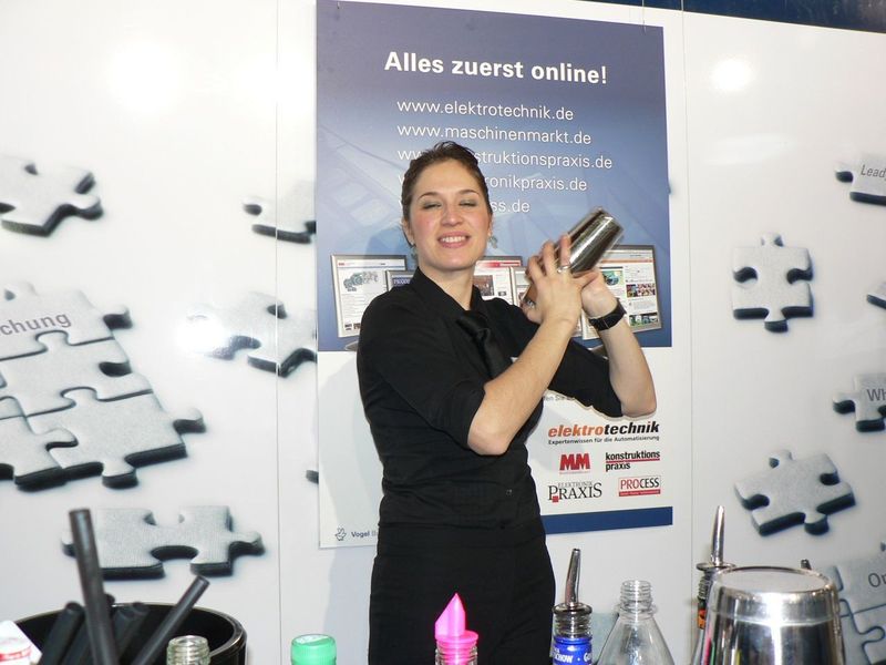 Unsere Cocktail-Fee mixte im Akkord - vier Cocktailsorten standen auf der Karte. (Archiv: Vogel Business Media)