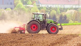 Bei der analogen Arbeit auf dem Feld werden die mit digitalisierten Prozessen gefertigten Reifen stark beansprucht.  (Bild: Ludwig – Schönfeld Fotografie)
