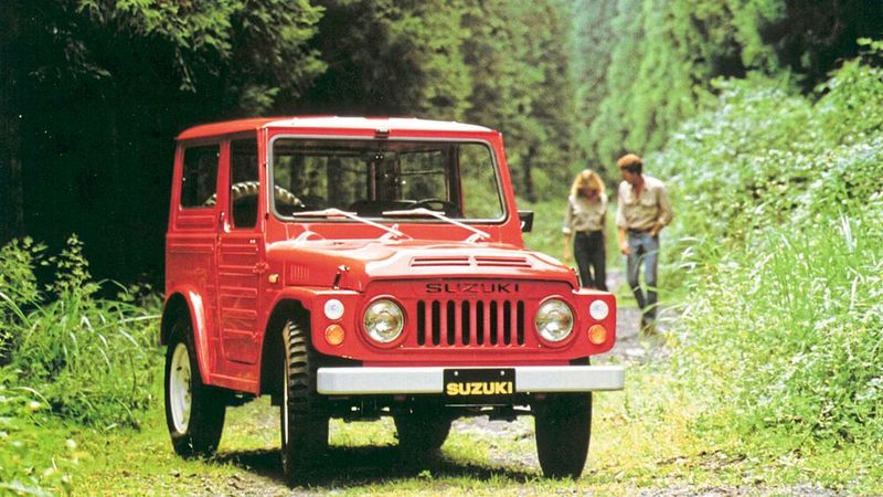 Fürs australische Militär entwickelt, von 1978 bis 1982 gebaut und bei deutschen Förstern und Freizeitfans durchgestartet:  Mit dem LJ 80 bringt Suzuki ein Auto auf den Markt, das es in dieser Form noch nicht gibt: voll geländetauglich, bewusst spartanisch, extrem leicht (800 Kilogramm) und selbst mit aufgesetztem Reserverad am Heck gerade einmal 3,20 Meter lang. Nacktes Blech im Innenraum, Türen gibt es nur gegen Aufpreis, und das Verdeck darf nach heutigen Maßstäben getrost als Stoffplane mit durchsichtigen Kunststoff-Fenstern bezeichnet werden. Urig war der „Eljot”, wie er schnell getauft wurde, günstig – und ein Riesenerfolg.  (Bild: Suzuki)