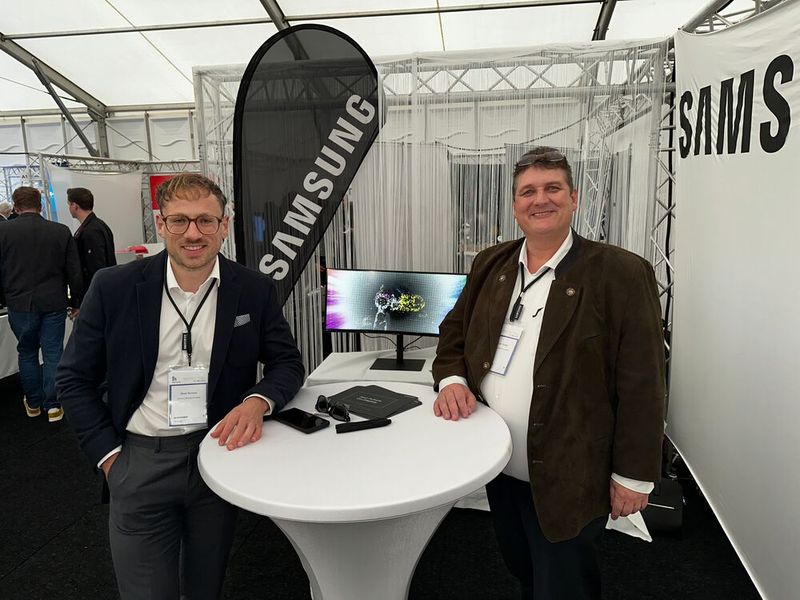 Oliver Reinhart und Harald Gruber (r., Samsung) stehen auf OLED Monitore. (Bild: Vogel IT-Medien)