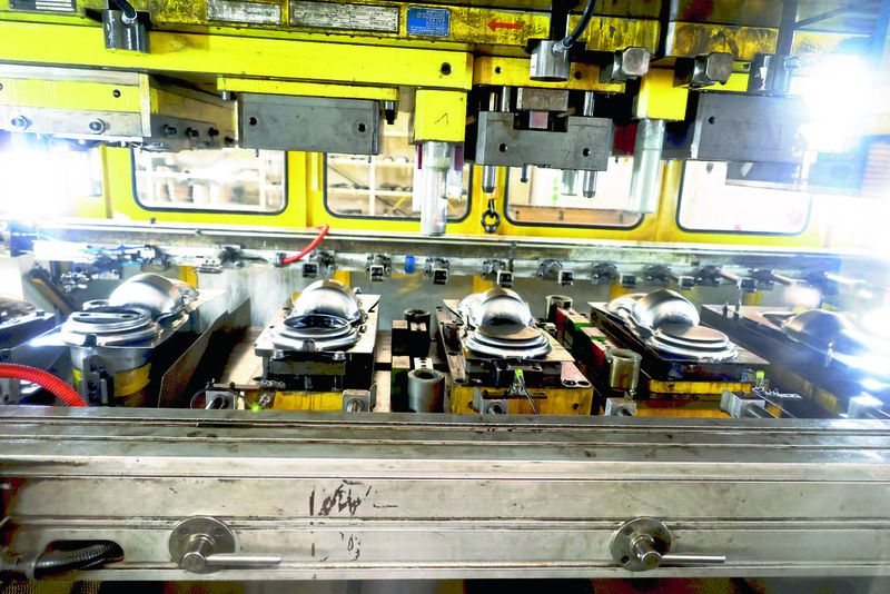 Die Transferwerkzeuge, die auf den neuen Aida-Servopressen bei der BK Stanz- und Umformtechnik in Theley eingesetzt werden, sind bis zu 4 Meter lang. Zu beiden Seiten gut erkennbar sind die Ziehkissen der Servopresse. (Bild: Pergler Media)