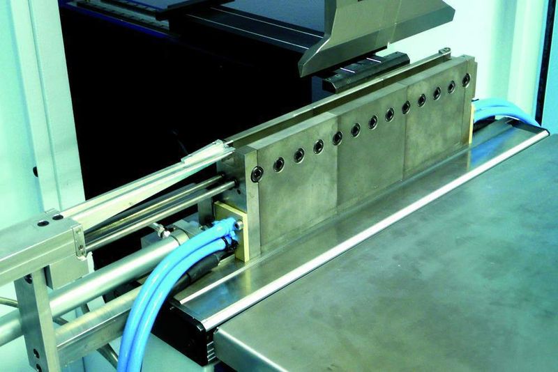 Tru-Bend 7018 mit dem System zum laserunterstützten Gesenkbiegen (LUGB); der Laser erwärmt dabei vom Gesenk aus das Werkstück. (Archiv: Vogel Business Media)