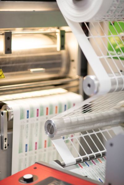 Blick in eine Druckmaschine für Pharmaetiketten (Bild: Xeikon)
