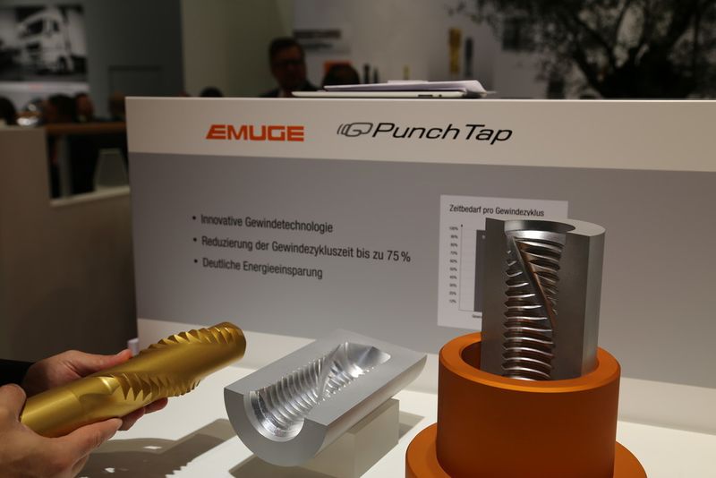 Emuge Franken auf derAMB 2014: Denn der Idee für das Punch-Tap-Verfahren gingen gemeinsame Gedankenspiele und Experimente von Peter Kopton, Fachreferent Werkzeugtechnologie bei der Audi AG und Dietmar Hechtle voraus – mit dem Ziel, bei der Gewindeherstellung Zeit und Energie einzusparen. (Bild: Böhm)