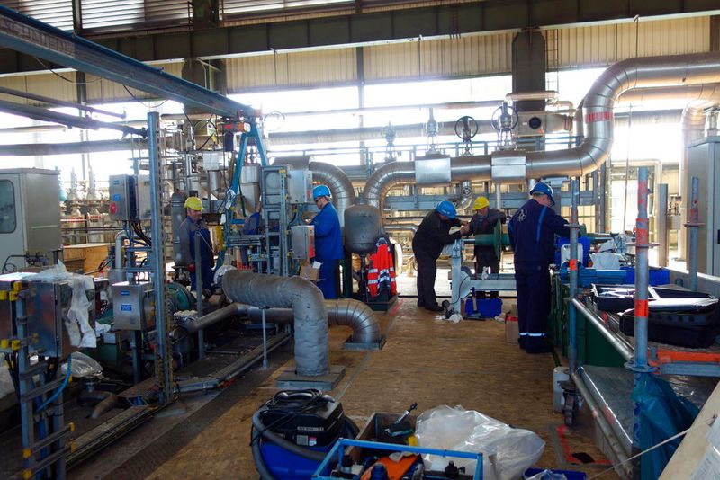 Überall herrscht Hochbetrieb – wie hier im Maschinenhaus, wo Arbeiter den Läufer eines Kompressors überprüfen und justieren. (Tüv Süd)