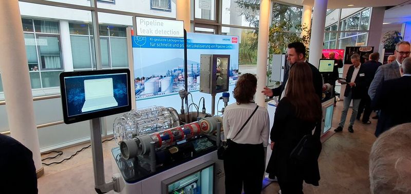 Krohne ermunterte die Teilnehmen, sich im eigenen Betrieb umzuschauen, wo sich durch Automatisierung etwas verbessern lässt. In der begleitenden Ausstellung gab es viele Impulse dafür. (Bild: Kempf/VCG)