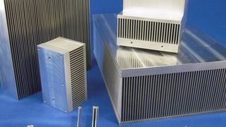 Die Lamellen des Vario-Systems werden in einem besonderen Verfahren exakt zu einem Kühlkörper kaltverpresst – ohne Kleber. (Bild: Seifert Electronic)