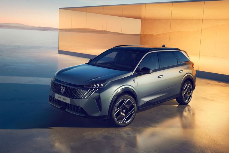 Sieben Sitze und 664 Kilometer Reichweite – der Peugeot E-5008 bietet auf dem Papier gleich mehrere herausragende Vorzüge. (Bild: Peugeot)