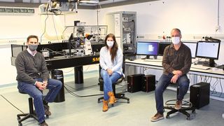 In einem Labor der Bayreuther Mikroplastikforschung: Prof. Dr. Holger Kress, Anja Ramsperger, Prof. Dr. Christian Laforsch (v.l.).  (Bild: UBT/C. Wißler)