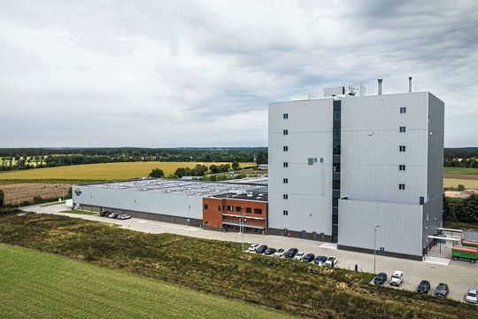 Die neue Bauckhof-Mühle in Rosche (Niedersachsen) ist eine der modernsten Bio-Hafermühlen Europas.(Bild:  Bauck GmbH)