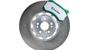 Beschichtete oder wärmebehandelte Bremsscheiben wie hier von Brembo geben deutlich weniger Feinstaub ab und rosten auch nicht – die ideale Kombi für Euro 7 und E-Mobilität. Leider sind sie teuer. (Bild: Brembo)