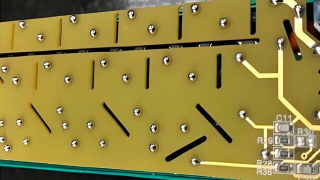 Abbildung 1: Beispiele für „Entlastungsaussparungen“ auf einer Leiterplatte(Bild:  Advanced Energy)