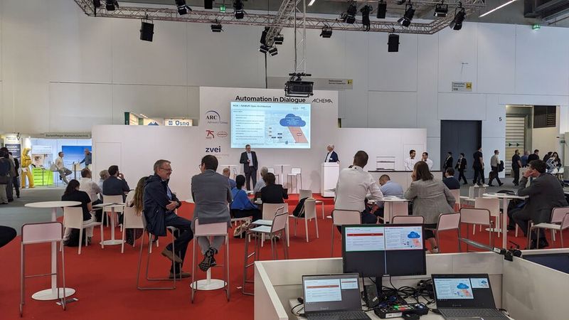 Auch bei Automation im Dialog waren wieder viele spannende Vorträge zu hören. Wilfried Grote (Phoenix Contact) und Ronny Becker (Bilfinger) referierten zu 'How to start your NOA- Journey?'. (Bild: Ernhofer / PROCESS)