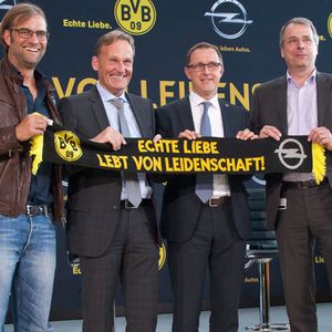 Freuen sich über den PR-Deal (von links): Jürgen Klopp, Hans-Joachim Watzke (beide Borussia Dortmund), Thomas Sedran (Opel) und Wolfgang Schäfer-Klug (Opel-Betriebsrat).(Foto:  Opel)