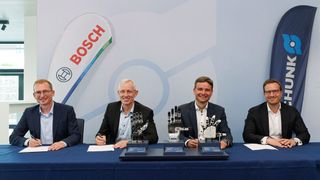 Startschuss für eine Entwicklungskooperation zwischen Schunk und Bosch: Jürgen Müller (CEO, Robert Bosch Robotics GmbH), Dr. Stefan Waschul (Fertigungsvorstand des Geschäftsbereichs Vehicle Motion, Robert Bosch GmbH), Timo Gessmann (CTO, Schunk) und Falk Bäurle (COO/CFO, Schunk) bei der Vertragsunterzeichnung. (Bild: Schunk SE & Co. KG)