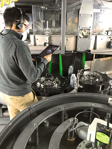 Who you gonna call? Remote- Assistance-Lösungen wie Vuforia Chalk (hier im Einsatz bei Henkel) bringen Expertise ins Feld. (Bild: PTC/Henkel)