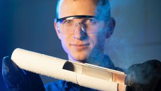 Das Magnetpulsschweißen schafft stoffschlüssige Verbindungen zwischen Materialien wie Kupfer, Aluminium und Stahl. Die Verbindung hält auch bei sehr tiefen Temperaturen dicht – etwa, wenn es um flüssigem Wasserstoff geht. (R. Bonss / Fraunhofer-IWS)