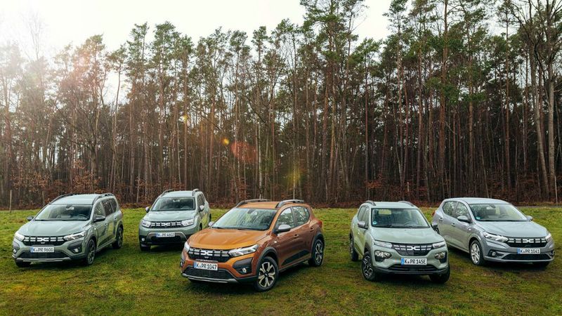 Fünf Baureihen bietet das 2023 optisch aufgewertete Modellprogramm von Dacia heute. (Bild: Dacia)