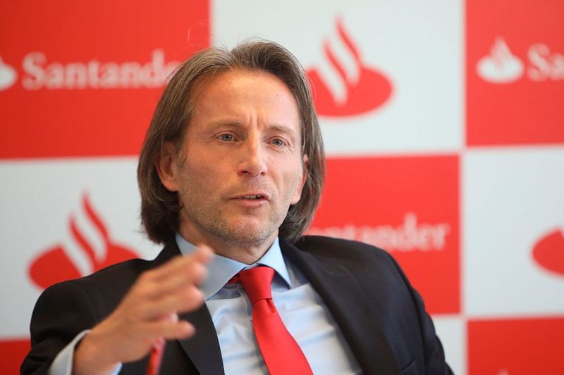 Thomas Hanswillemenke, Vorstand Mobilität Santander Consumer Bank, will das Thema E-Miblität beim Finanzhaus weiter vorantreiben. (Santander)
