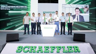 Schaeffler feierte den Produktionsstart der 2-in-1-E-Achse in Taicang/China. Aus Deutschland zugeschaltet Jochen Schröder, Leiter Unternehmensbereich E-Mobilität (rechts.).  (Bild: Schaeffler)