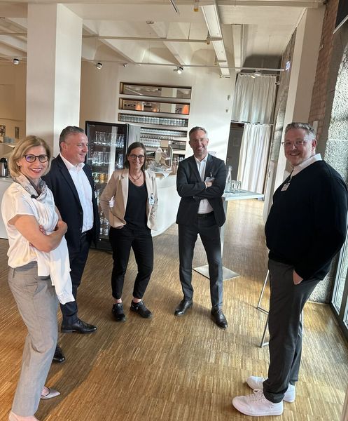 Gute Stimmung bei Daniela Schilling und Margrit Lingner von IT-BUSINESS und den Teilnehmern. (Bild: Vogel IT-Akademie)