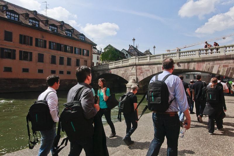Wo Wasser ist, gibt es auch Brücken: Stadtführung in Straßburg. (Bild: SoftEngine)