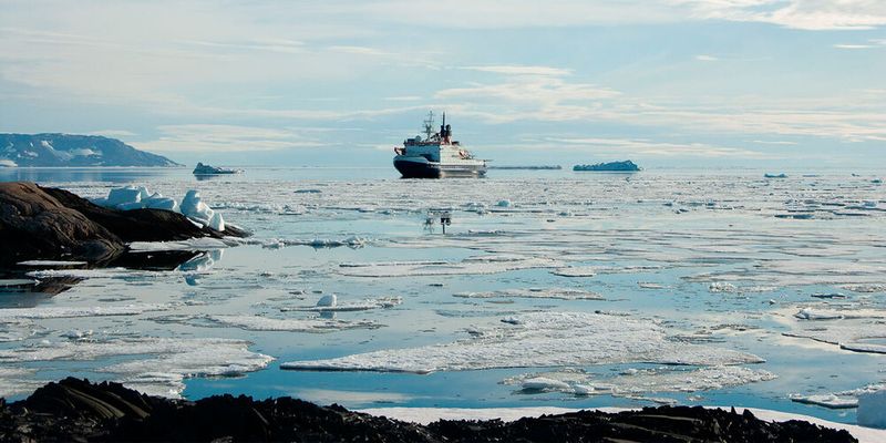 Der Einsatz des Forschungseisbrechers „Polarstern“ des Alfred-Wegener-Instituts war unerlässlich für die Probennahme und zur Beurteilung des Bleieintrags aus dem Nordatlantik in den Arktischen Ozean. (Bild:  Stephan Krisch/TU Braunschweig)
