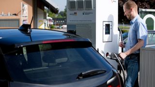 Ladesäulen zu finden, noch dazu freie, wird immer einfacher. Die Zahl der Ladepunkte in Deutschland ist zuletzt kräftig gestiegen. (Bild: BMW)