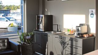 Mit der Bleker Business Lounge will die Borkener Autohausgruppe die Auslieferungen in eine neue Dimension führen.  (Baeuchle/»kfz-betrieb«)