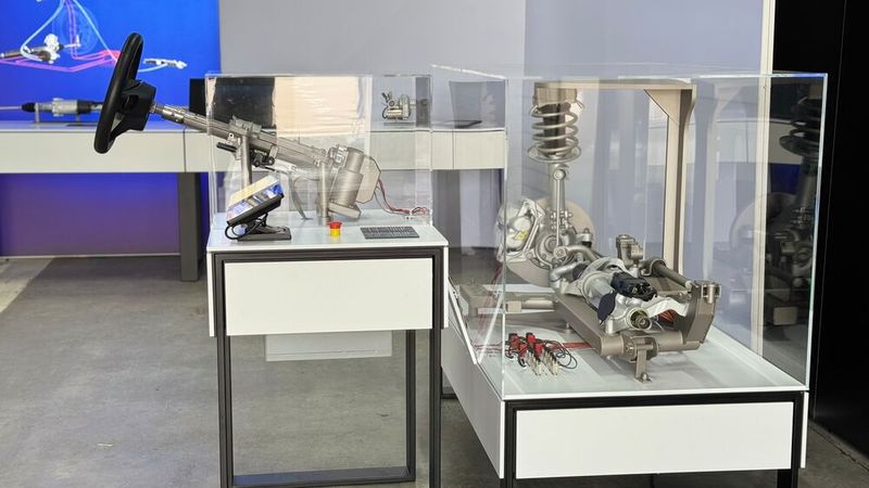 Solange man auf mechanische Verbindungen angewiesen war, stieß man beim notwendigen Lenkeinschlag an physikalische Grenzen. Mit Steer-by-Wire kann der Fahrer mit kleinsten Lenkradbewegungen auf engstem Raum manövrieren. (Bild: Alfred Vollmer)