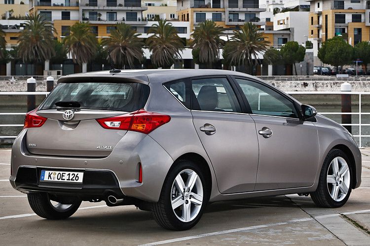 Das Gewicht der Karosserie sank je nach Modell um bis zu 85 Kilogramm, die Verwindungssteifigkeit nahm um zehn Prozent zu. In Verbindung mit überarbeiteten Federn, Dämpfern und Karosserieaufnahmen liegt der Auris besser auf der Straße – sportliche Ambitionen und Komfort schließen sich nicht mehr aus. Der Kofferraum fasst 360 Liter – das ist für die Klasse in Ordnung. (Foto: Toyota)