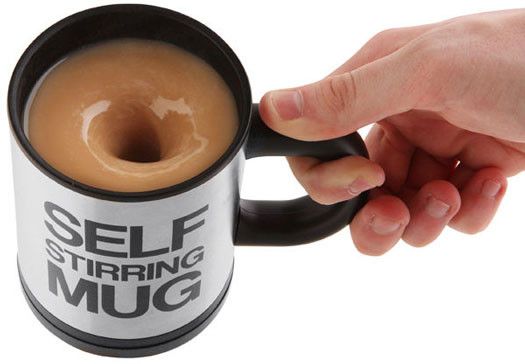 Eine gute Nachricht für alle Kaffee-Junkies, Morgenmuffel und Faulpelze: Mit dieser batteriebetriebenen Tasse können Sie Ihren Kaffee künftig auf Knopfdruck umrühren und morgendliche Kraftanstrengungen im Büro vermeiden. Die selbstrührende Tasse gibt es bei enjoymedia.ch für 23,96 Euro zuzüglich Versand. (Bildquelle: Enjoymedia)