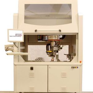 Der Flexpresser ist eine Maschine zur Komponenten-Einpresstechnik. Damit der Roboter ohne Störkraft einpressen kann, gilt es, die Position des Roboters nachzuregeln.