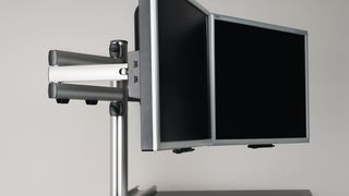 Mit den Auslegerarmen des Monitortragarmsystems DS Rail kann man den Monitor bis zu 600 mm heranziehen oder beliebig zu Seite bewegen.  (Bild: Ehmki)
