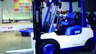 Bild 1:Bereits 1998 präsentierte Toyota Industries Corporation auf der Fachmesse Logis-Tech in Japan einen Hybrid-Stapler. (Archiv: Vogel Business Media)