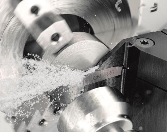 Sandvik Coromant stellt hier drei neue Zerspanungswerkzeug-Systeme vor. Darunter findet sich zum Beispiel das System Corocut 2 für das flexible Ein- und Abstechen, was mit Innenkühlung noch besser klappt. Dahinter verbirgt sich die Überarbeitung des Konzepts Corocut 1-2.(Bild:  Sandvik Coromant)