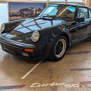 Bei seiner Einführung war das Fahrzeug der schnellste in Serie hergestellte Sportwagen in Deutschland. Der intern 930 genannte Typ war der erste Seriensportwagen, in den Porsche einen Turbolader einbaute – der Titel des ersten deutschen Serienwagens mit einem Turbolader gebührt BMW mit dem 2002 turbo. Der 911 Turbo war das Spitzenmodell von Porsche, das zunächst nur als Coupé, ab 1987 auch in den Karosserieversionen Targa und Cabriolet angeboten wurde. (Bild:  Dominsky – VCG)