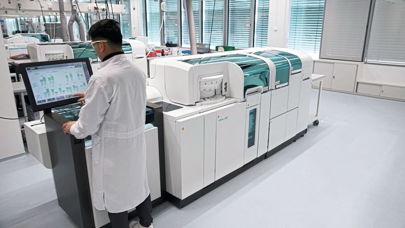 In dem neuen Diagnostik-Produktionszentrum von Roche in Penzberg sollen zukünftig auch Einsatzstoffe für die Mass Spec-Lösung von Roche, dem Analysemodul cobas i 601, hergestellt werden. (Bild: Quelle: Roche)